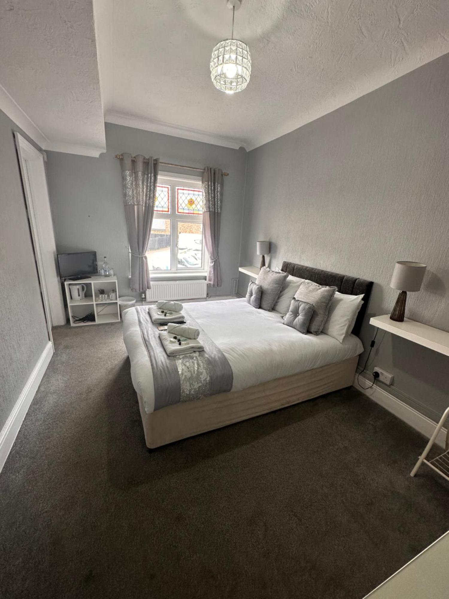 Bed and Breakfast The Six Bells Рочестер Экстерьер фото
