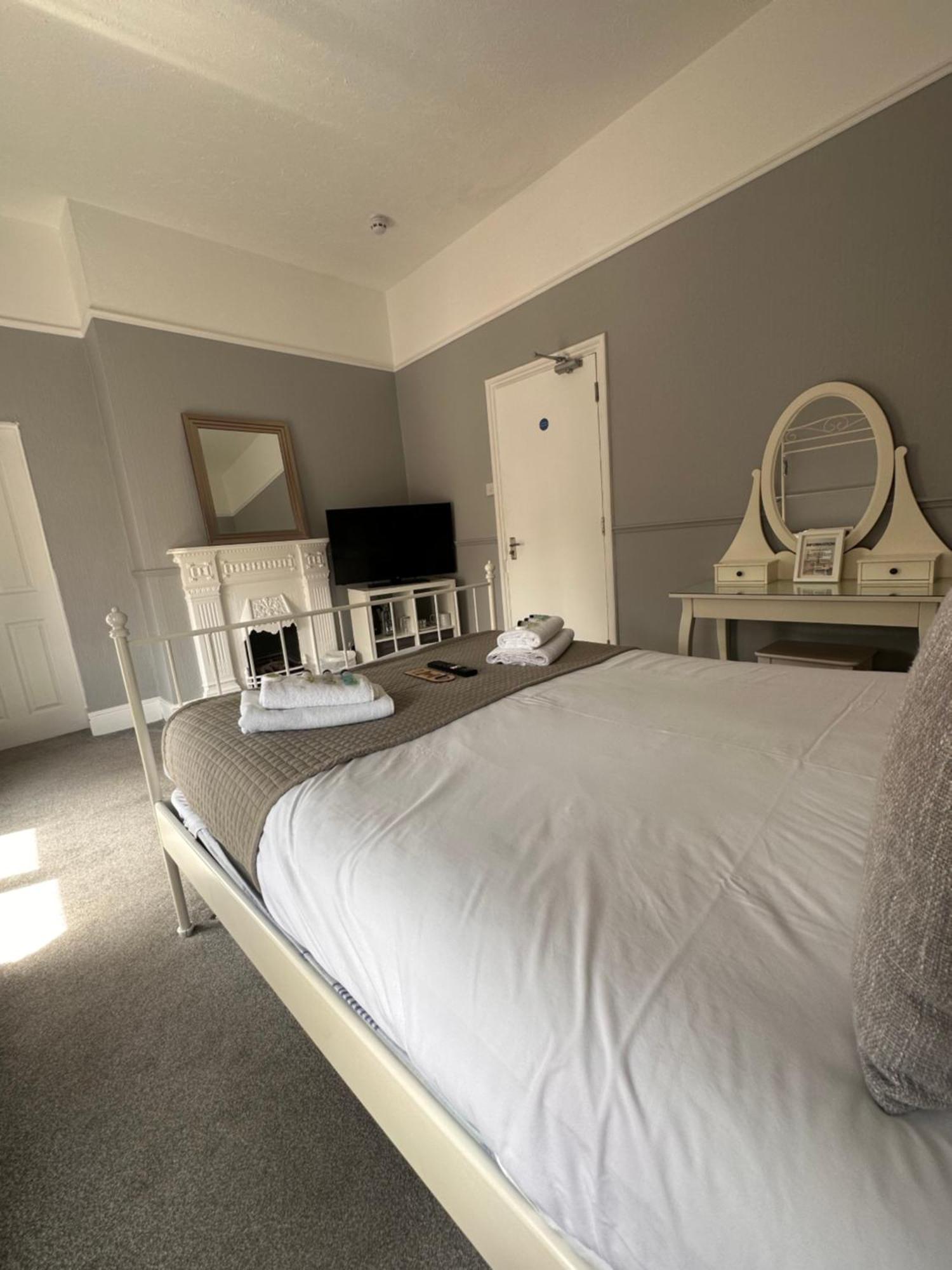 Bed and Breakfast The Six Bells Рочестер Экстерьер фото