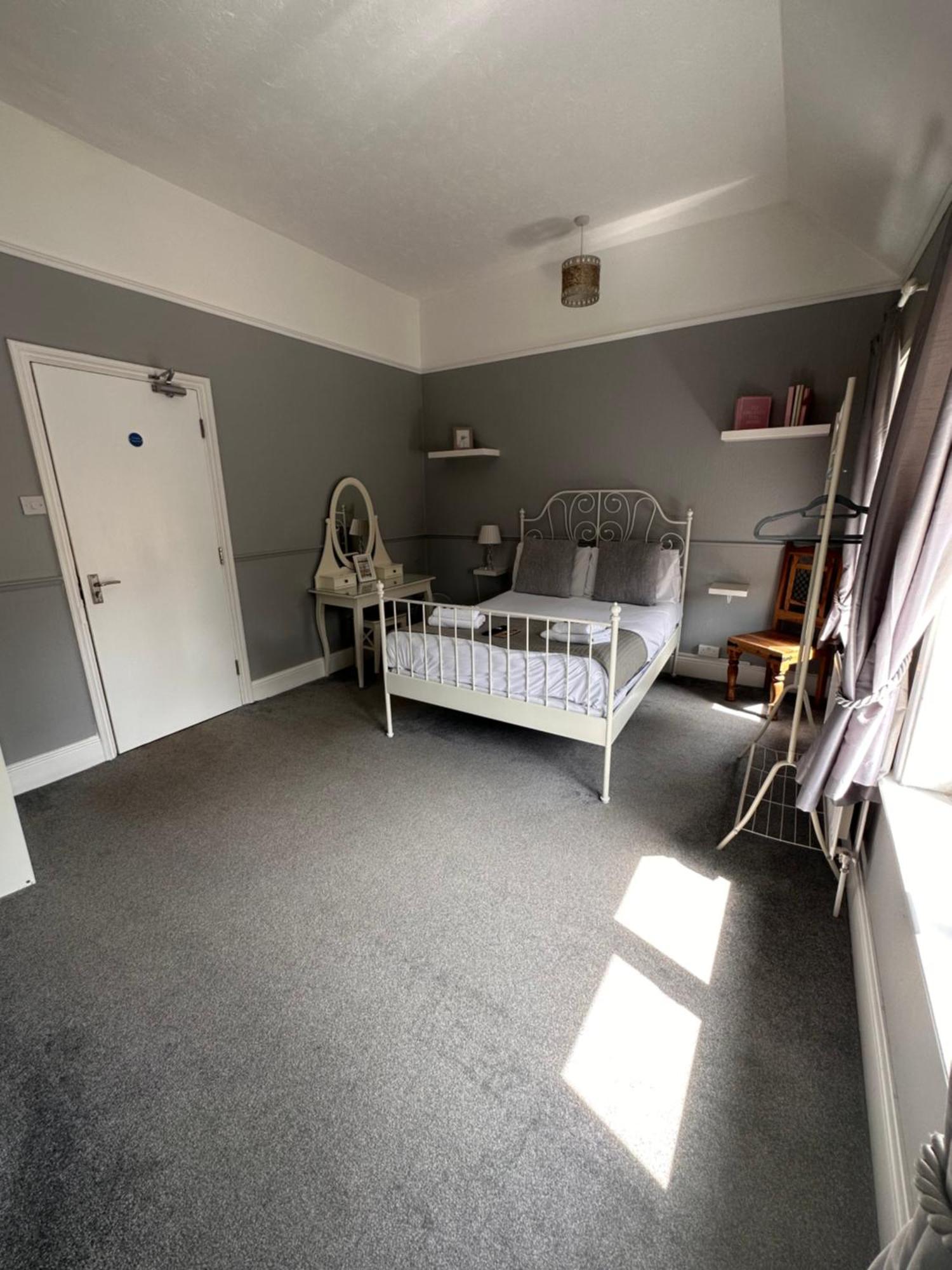 Bed and Breakfast The Six Bells Рочестер Экстерьер фото