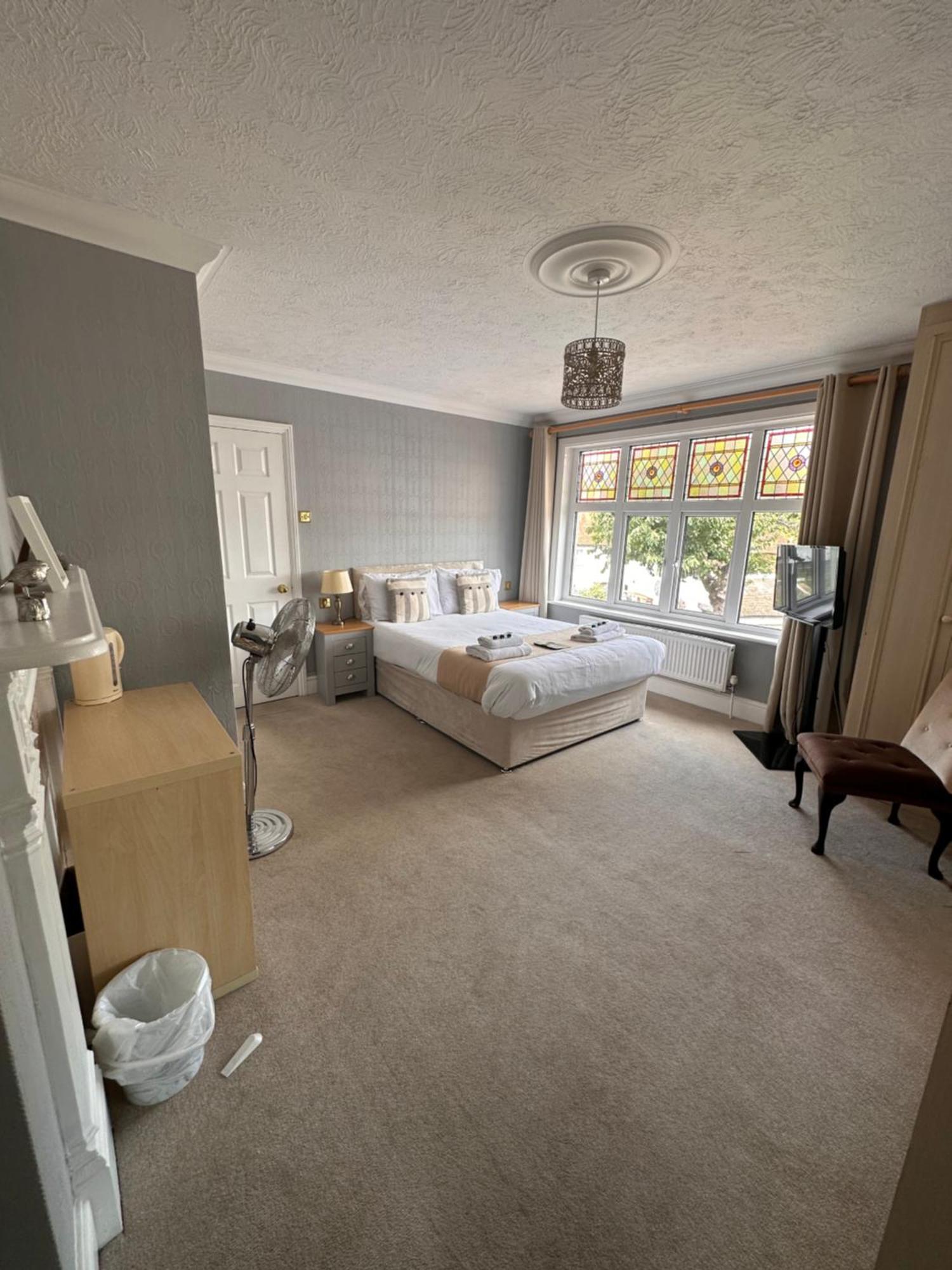 Bed and Breakfast The Six Bells Рочестер Экстерьер фото
