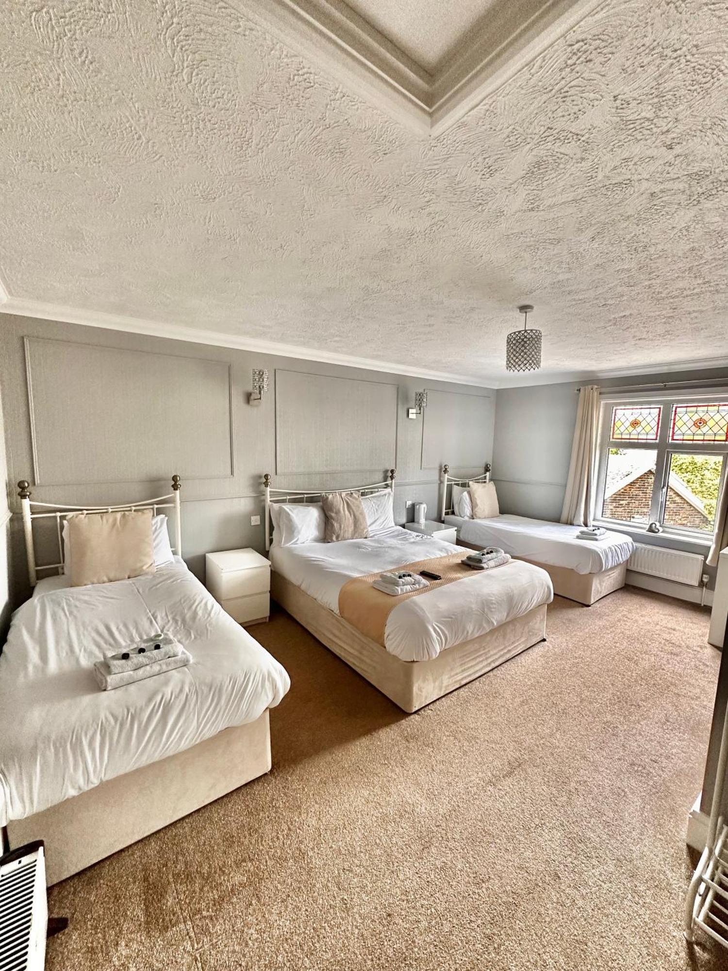 Bed and Breakfast The Six Bells Рочестер Экстерьер фото